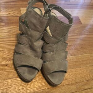 Naturalizer Tan Sandals with Adjustable Straps and Block Heel